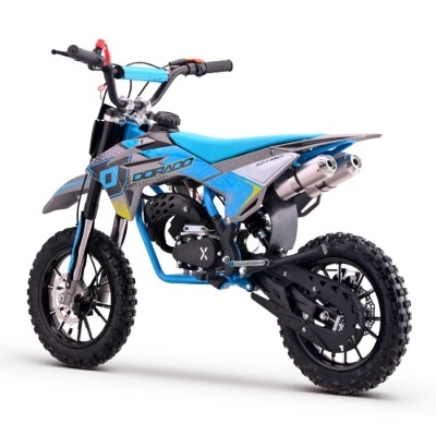Mini moto de corrida azul e cinzenta com dupla saída de escape