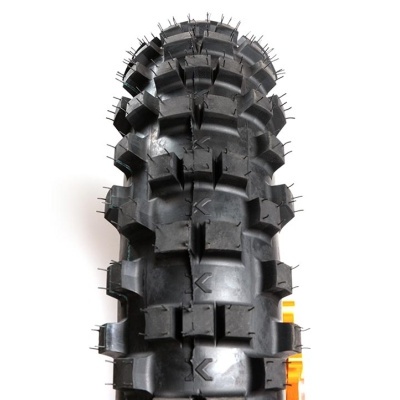 Pneu preto para mota de todo-o-terreno com padrão agressivo