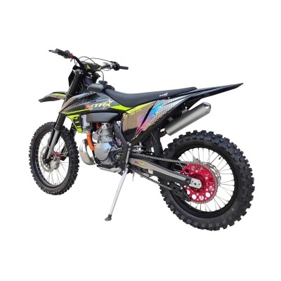 Motocross preta com detalhes coloridos em fundo branco