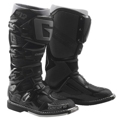Par de botas pretas para motocross com inscrições SG 12 e GAERNE