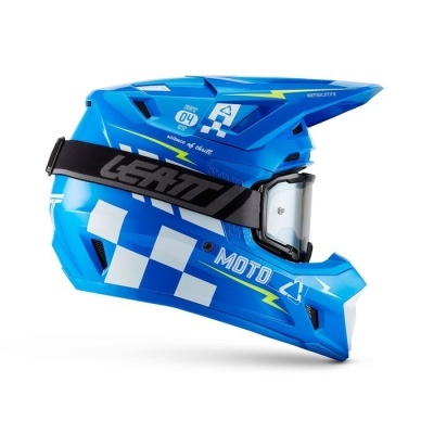 Capacete azul de motocross com padrões brancos e amarelos e óculos pretos com fita.