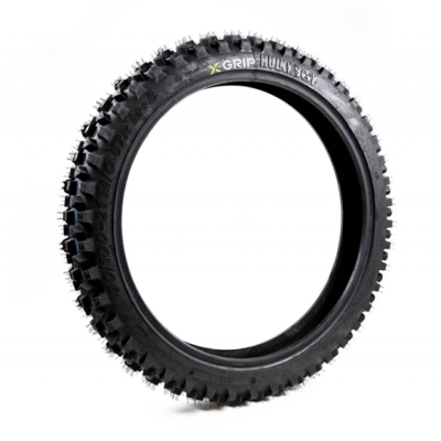 Pneu preto para bicicleta ou motocicleta com cravos grandes e texto X-GRIP HULKY 3.0.