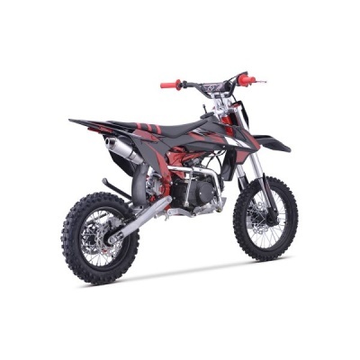 Moto de motocross preta e vermelha com pneus grossos e quadro metálico