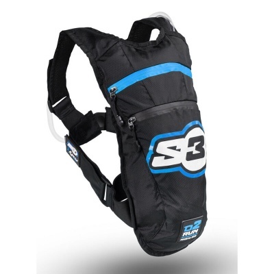 Mochila de hidratação preta com detalhes azuis e logotipos S3 e D3 RUN