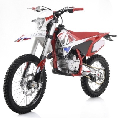 Motocross vermelho e branco com pneus de cravos