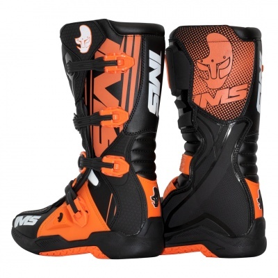 Botas de motocross pretas e laranja com fivelas laranja e logotipos MS