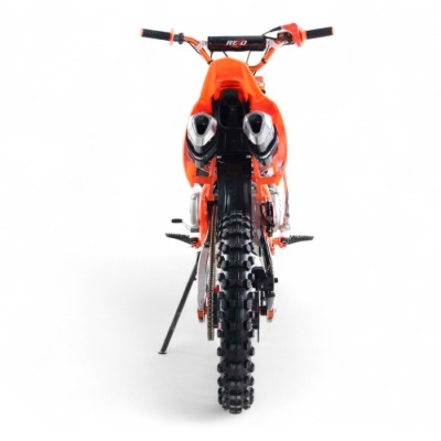 Motocicleta de motocross laranja vista de trás com pneus de cravos e tubo de escape duplo.