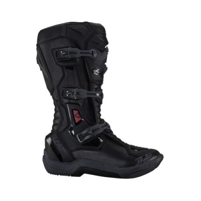 Bota preta alta para motociclismo com fivelas e detalhes em vermelho e cinza