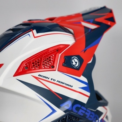 Capacete de motocross branco, vermelho, azul e preto com texto e logo