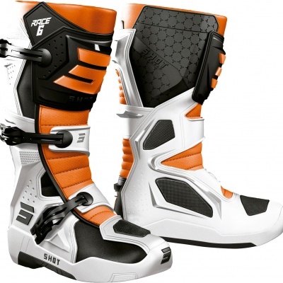 Botas motocross brancas, pretas e laranja com fechos e detalhes em padrão