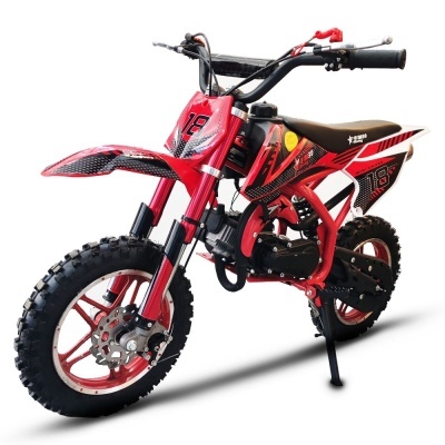 Moto de cross vermelha com pneus pretos e número 18 na frente e lateral