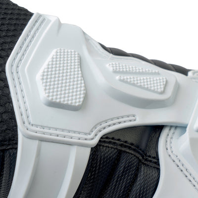 Calçado desportivo preto com detalhes em branco rígido texturizado