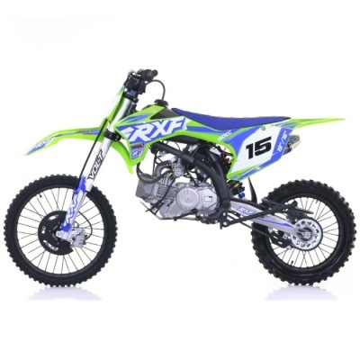 Moto de motocross verde fluorescente e azul com o número 15 nas laterais
