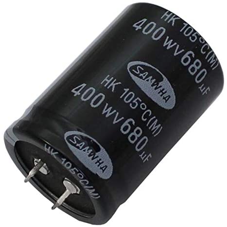 Condensador electrolítico 680uF 400 V Condensador eletrolítico preto com texto branco e pinos metálicos.