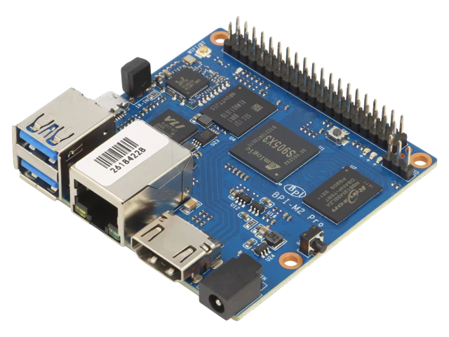 Placa eletrónica azul com múltiplas portas e etiqueta com código de barras