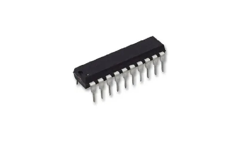 AT89S2051-24PU Microchip preto com 16 pinos metálicos sobre fundo branco