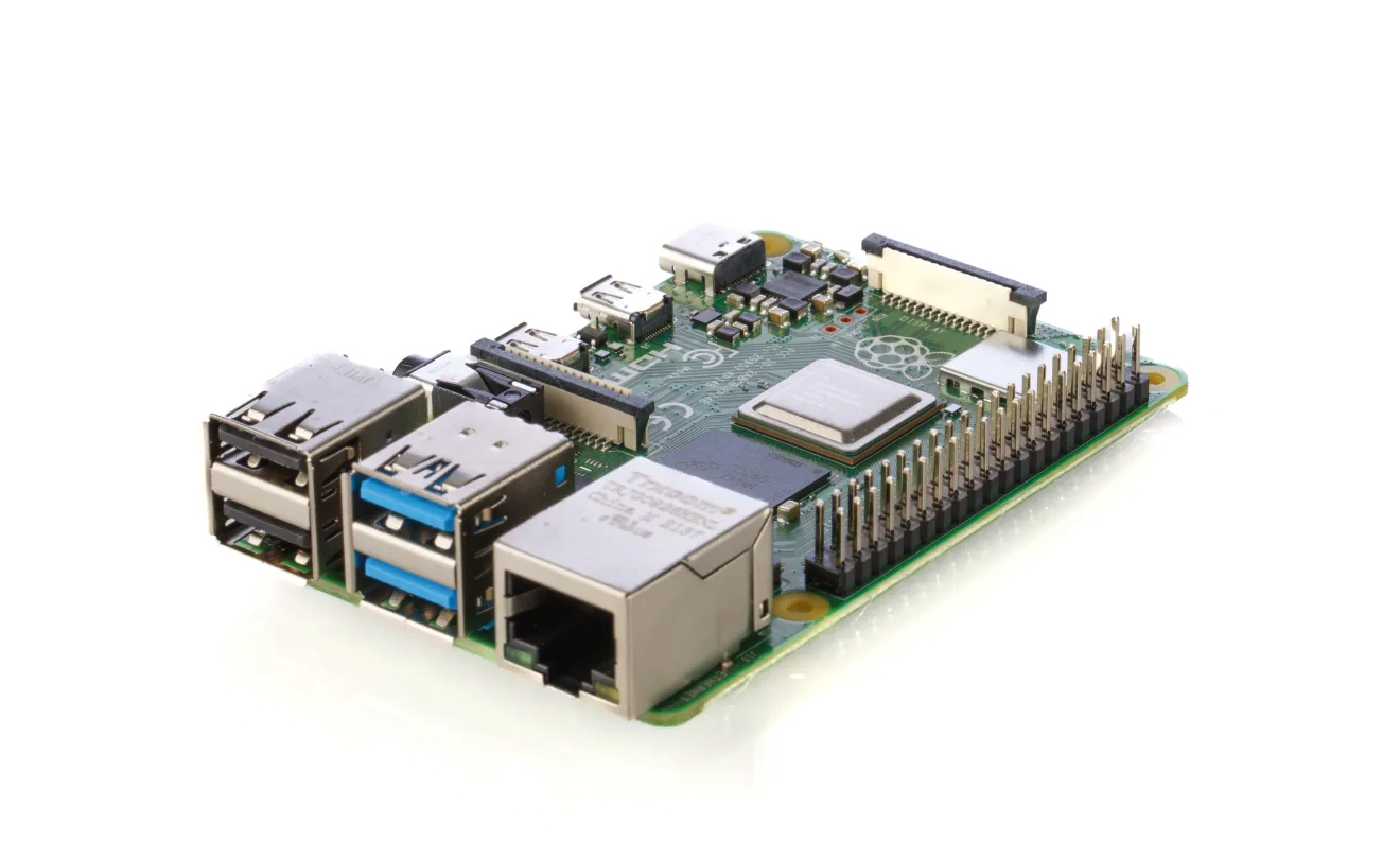 Placa eletrónica com portas USB e Ethernet sobre fundo branco