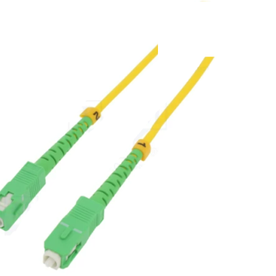 Cabo de fibra óptica amarelo com conectores verdes e etiquetas numeradas