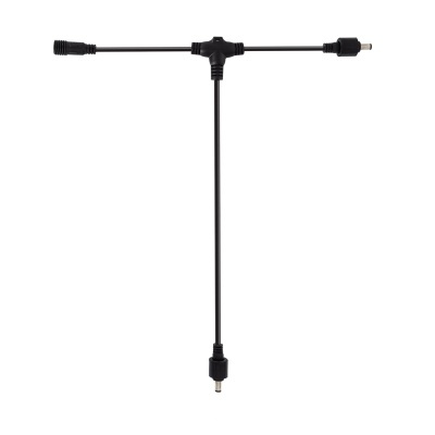 Cabo divisor de energia preto em forma de T sobre fundo branco