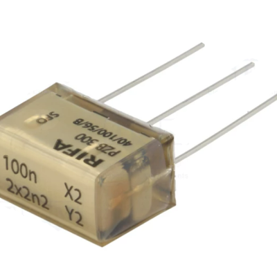 Componente eletrónico transparente com texto impresso e três pinos metálicos.