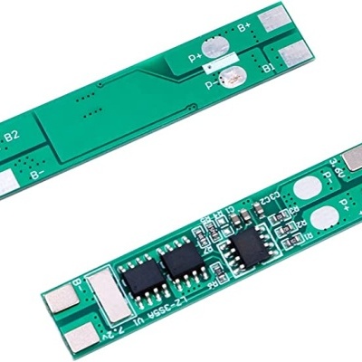 Placas eletrónicas verdes com componentes e texto visível