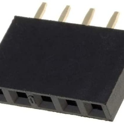 Conector elétrico preto com cinco pinos metálicos