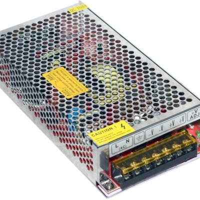 Fonte de alimentação metálica prateada com ventoinha e terminais eléctricos