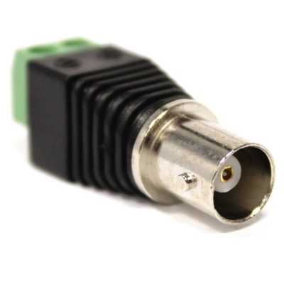Conector BNC metálico preto com parte verde em fundo branco