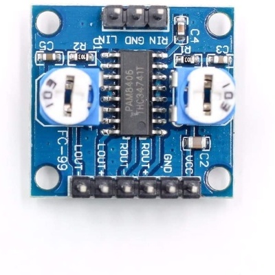 Placa eletrónica azul com componentes eletrónicos e texto impresso