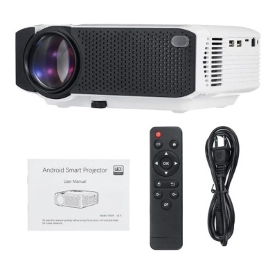 Projetor Android Smart com telecomando, cabo USB e manual num fundo branco