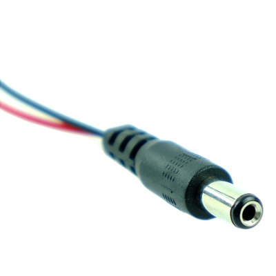 Conector DC preto com fios coloridos