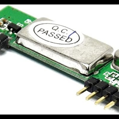 Módulo eletrónico verde com componentes metálicos prateados e etiqueta Q.C. PASSED