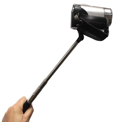 Máquina de filmar prateada e preta com haste telescópica preta