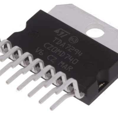 Microchip TDA7294 preto com pinos metálicos e componente metálico prateado