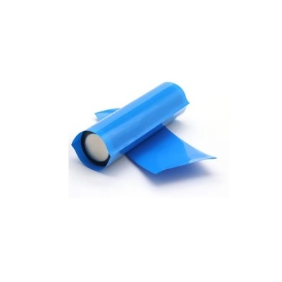 Rolo de filme plástico azul com extremidade branca em superfície branca