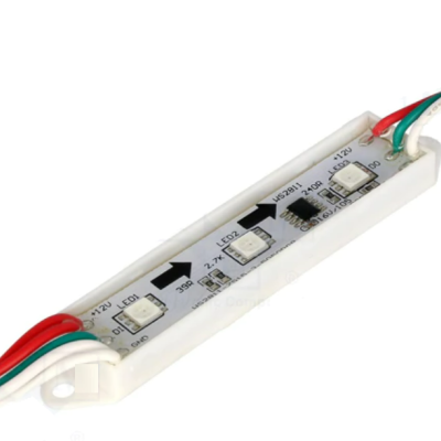 Módulo LED branco com três LEDs e fios coloridos