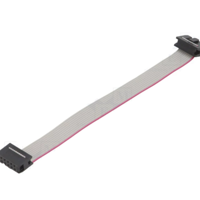 Cabo plano cinzento com conectores pretos em fundo branco