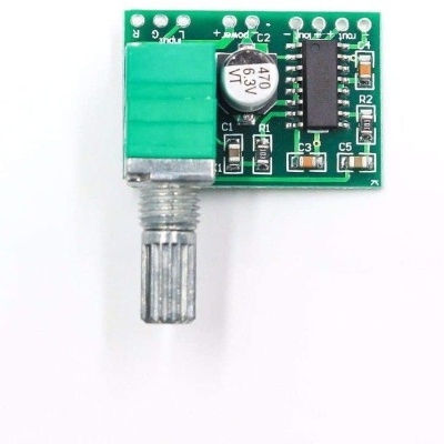 Placa electrónica verde com potenciómetro metálico