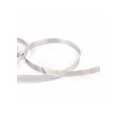 Fita metálica prateada lisa enrolada sobre fundo branco