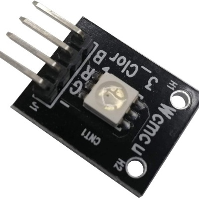 sensor de cor RGB com três pinos e LED branco em placa preta