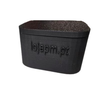 Caixa preta com frase lo|apm.pt em relevo