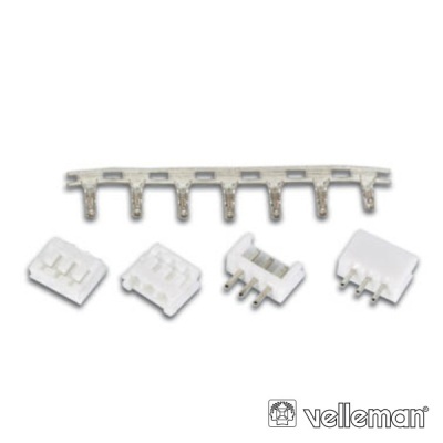 Conjunto de conectores elétricos brancos e metálicos sobre fundo branco