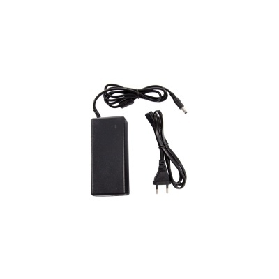 Carregador de bateria preto com cabo de alimentação destacável