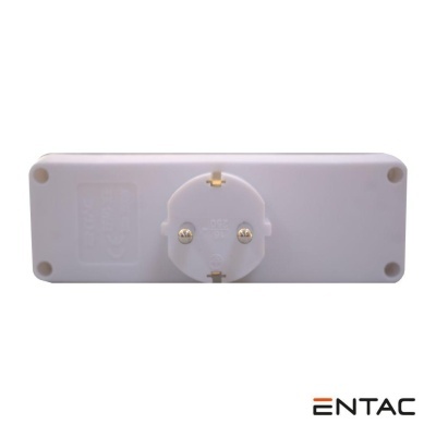 Tomada elétrica de parede branca com três buracos redondos