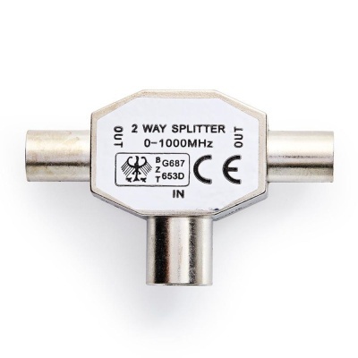 Divisor de sinal coaxial metálico branco com três conectores e texto impresso