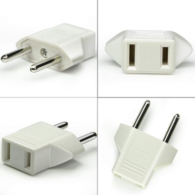 Adaptador elétrico branco com dois pinos e duas entradas retangulares.