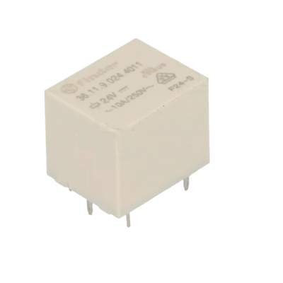 Relé branco com quatro pinos metálicos e texto impresso superior