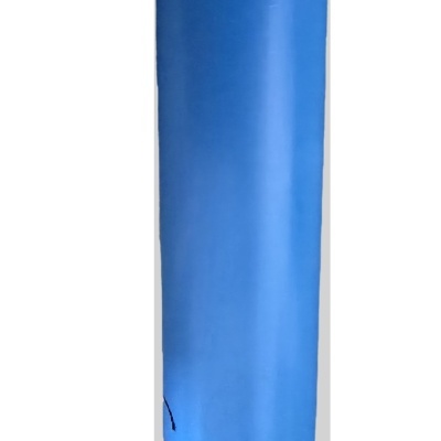 Cilindro azul comprido em plástico com duas aberturas, fundo branco