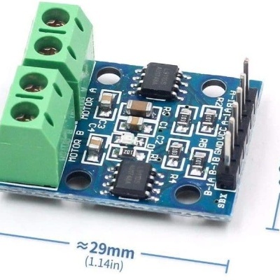 Placa eletrónica azul com terminais verdes e texto impresso
