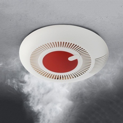 Detector de fumo branco com centro vermelho e fumo ao redor